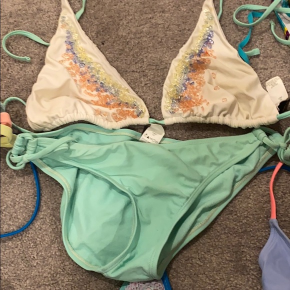 5 Bikinis Victoria Secret Included! - Picture 6 of 7